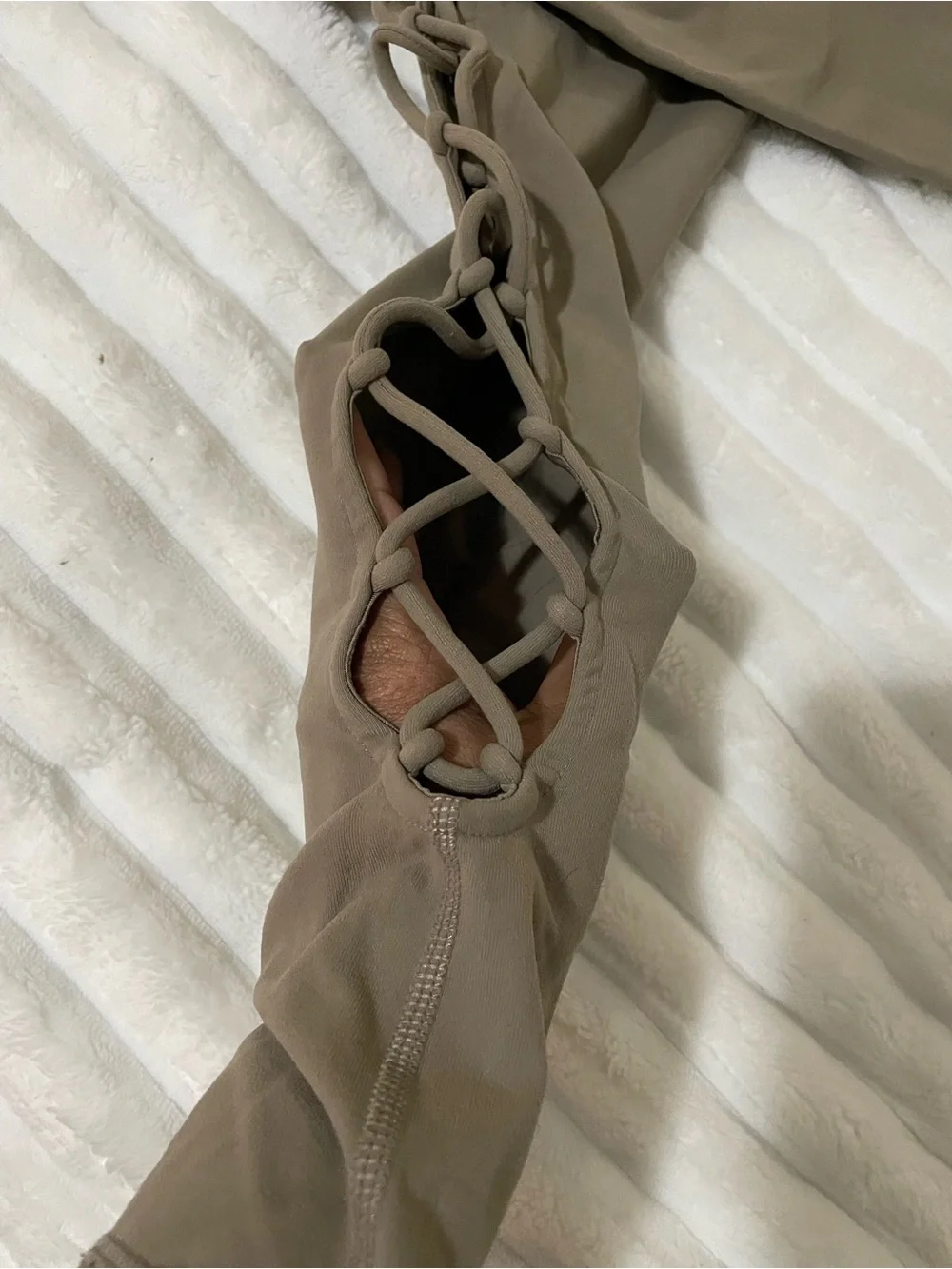 ALO Yoga High-Waist Lattice-Side Leggings - Taupe